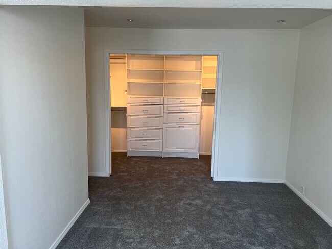 Building Photo - Las Vegas Country Club. Modernized and Upg...