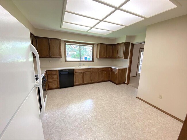 Building Photo - 6010 Salton Dr