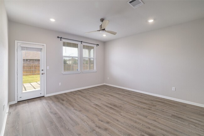 Building Photo - 445 Shiner Ln