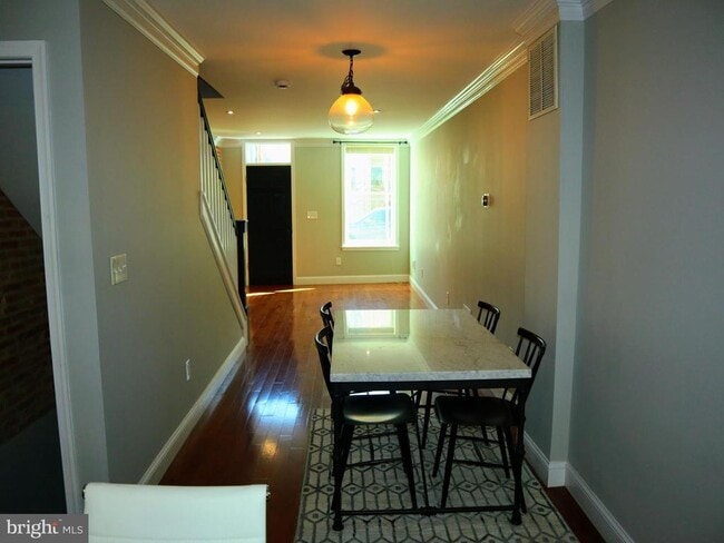 Building Photo - 926 S Curley St