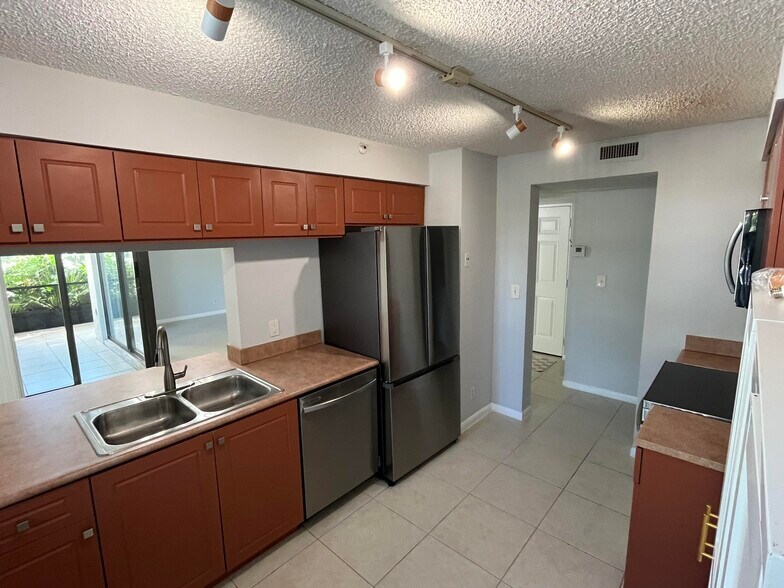 Building Photo - 1915 Lavers Cir