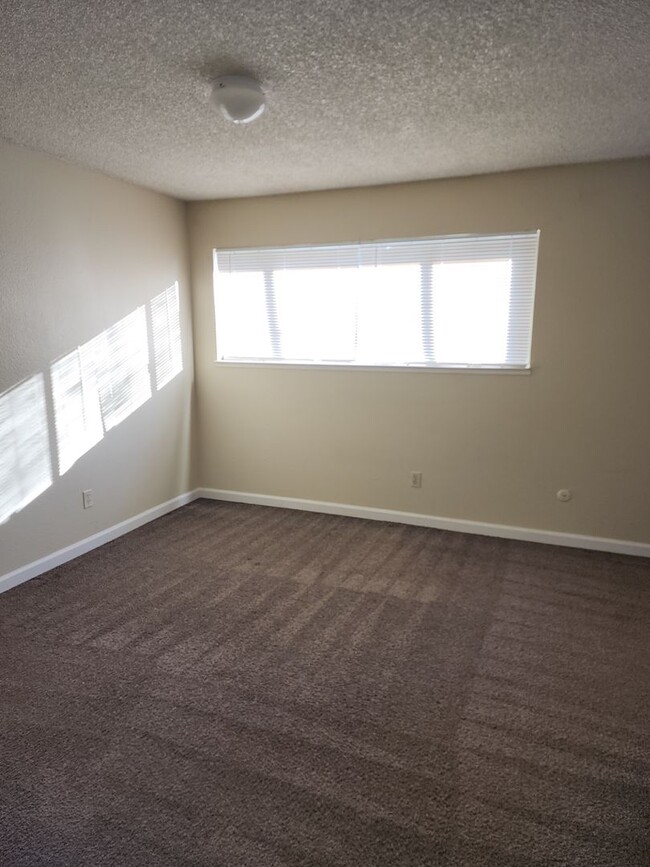 Building Photo - Modesto 2 Bedroom 2 Bath with Garage