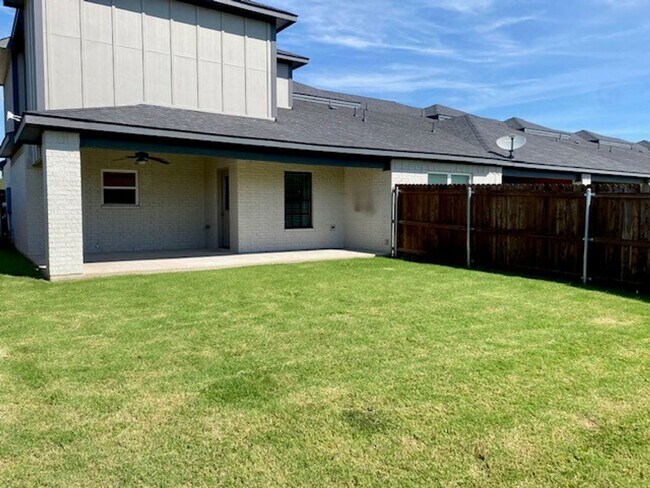 Building Photo - Large Townhome on corner lot