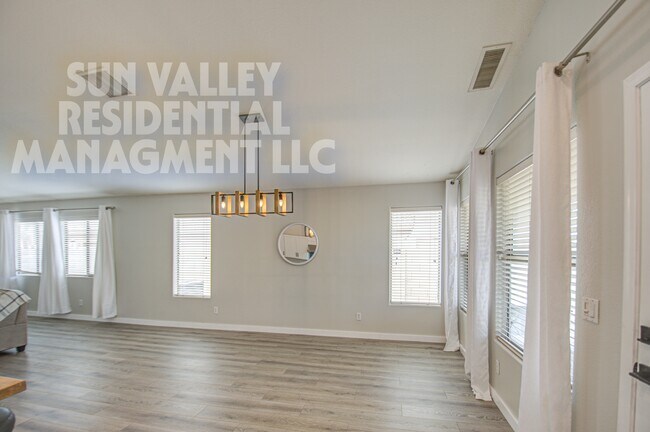 Building Photo - 17526 W Coyote Trail Dr