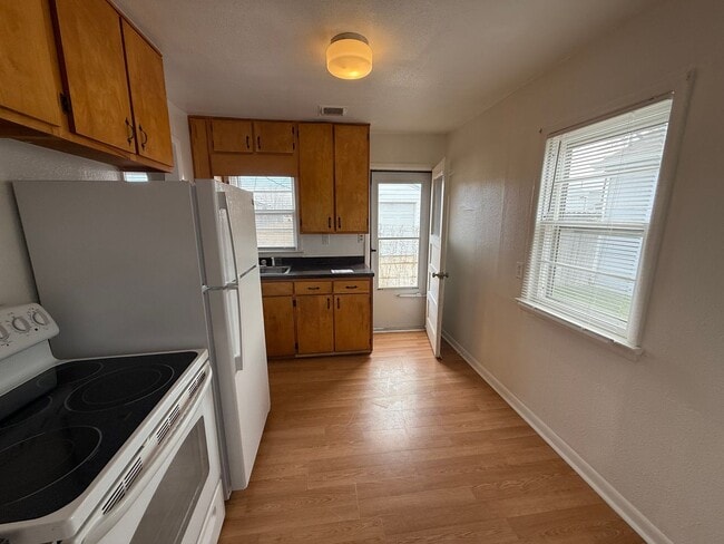 Building Photo - Two Bedroom, One bathroom, Pet Friendly Ho...