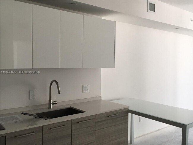 Building Photo - 1300 Brickell Bay Dr