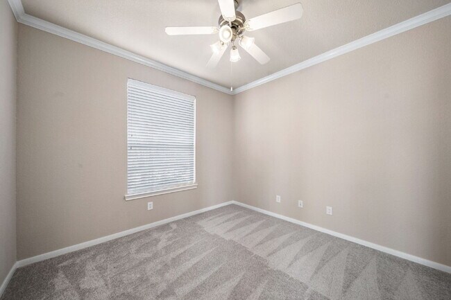 Building Photo - Exceptionally well-maintained Sterling Ridge Townhome boasts an array of desirable features!