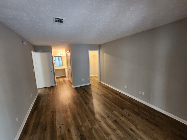 Building Photo - 9400 Roberts Dr