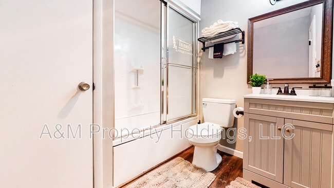 Building Photo - 3120 Greenbriar Dr