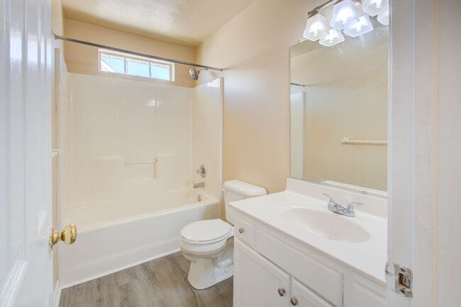 Building Photo - 3 Bed, 2.5 Bath Home Conveniently Located ...