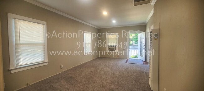 Building Photo - Updated 2 Bedroom 1 Bathroom, New Paint an...
