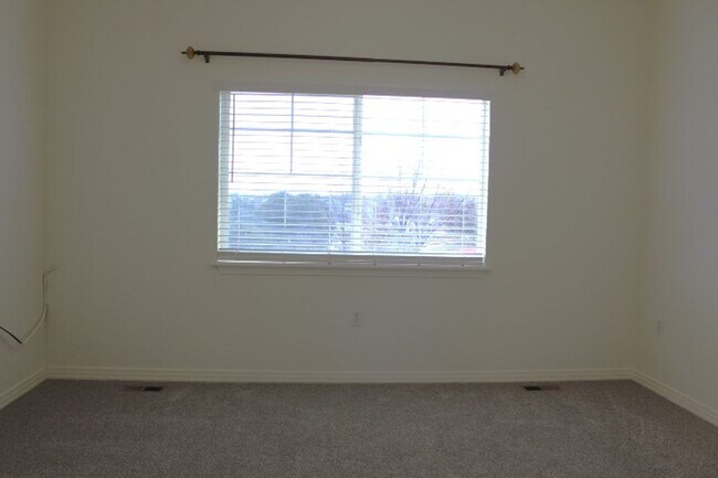 Building Photo - Beautiful 3 BR/3 1/2 BA Townhouse in Stonegate!!