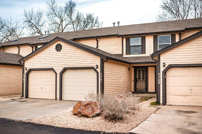 Building Photo - Beautiful Townhome with 3bedrooms and 3 bathrooms, and 1 car garage for rent.