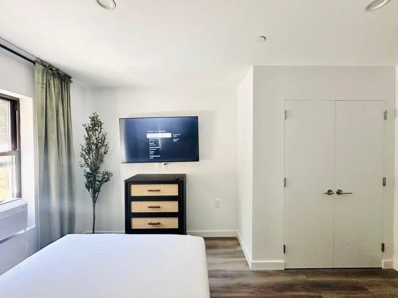 Building Photo - Furnished room/NOT APARTMENT