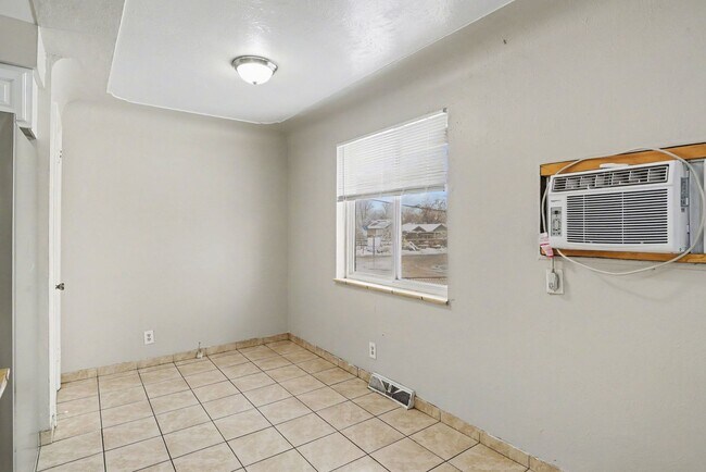 Building Photo - Front Unit - Duplex - 4bed 2bath - Finished Basement!