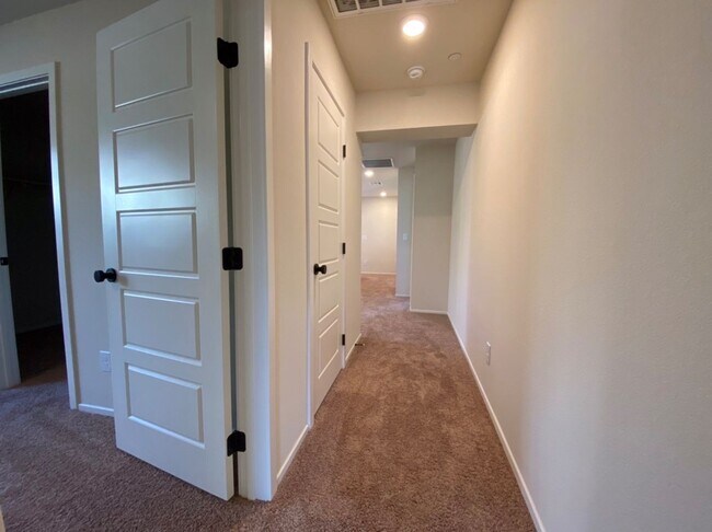 Building Photo - 4 BED 3 BATH Townhome, 1 LOFT, 2 GARAGES, GATED!