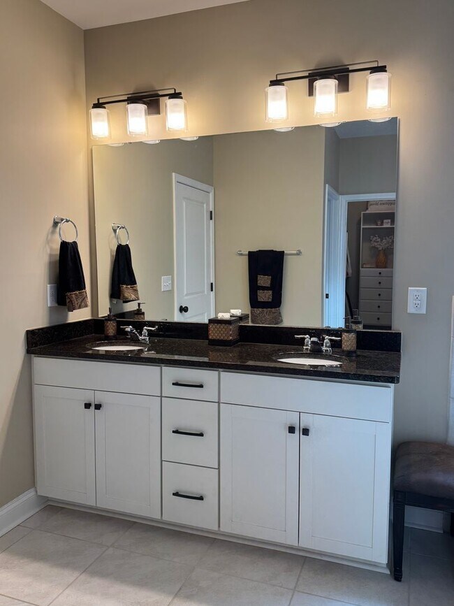 Building Photo - Beautiful 4 Bedroom Single Family Home