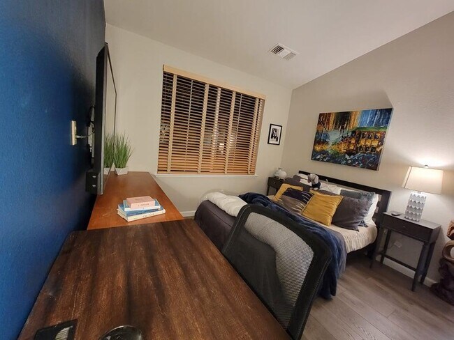 Building Photo - 692 W Springer Dr