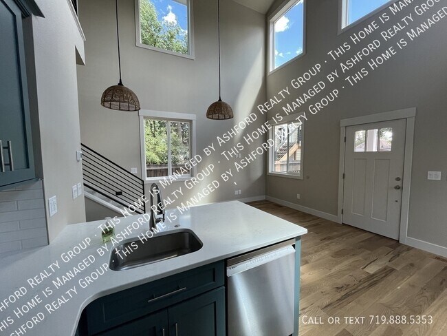 Building Photo - 839 E Willamette Ave