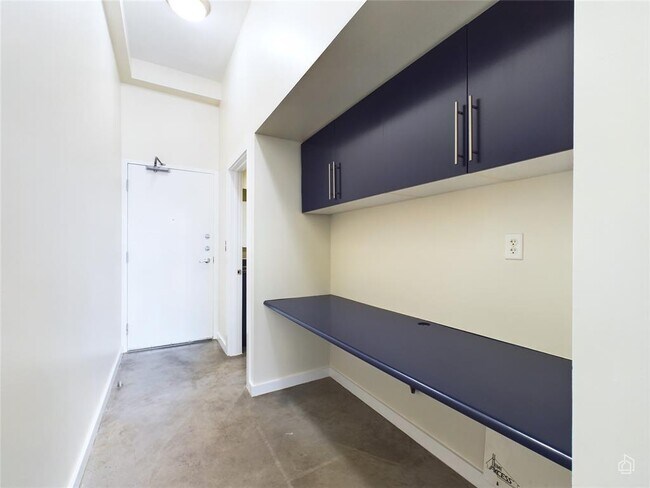 Building Photo - 2124 E 6th St