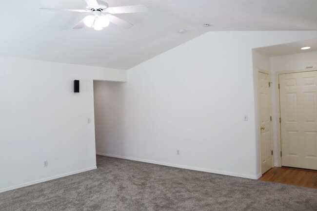 Building Photo - 7218 NE 65th Pl