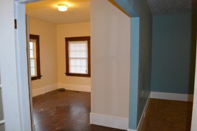 Building Photo - Beautiful, spacious Craftsman, Owner pays Yard Care, Laundry on site