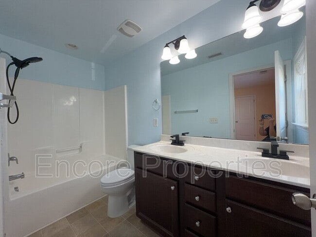 Building Photo - 912 Custom Oak Ln