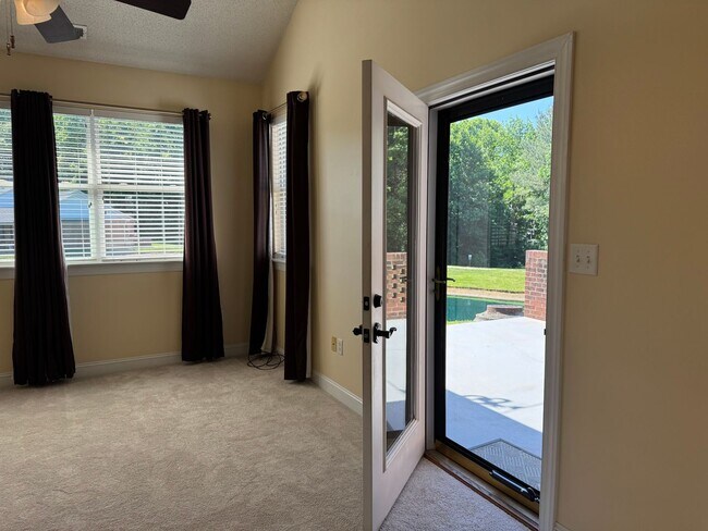 Building Photo - One Bedroom Condo in The Terraces of Denver!