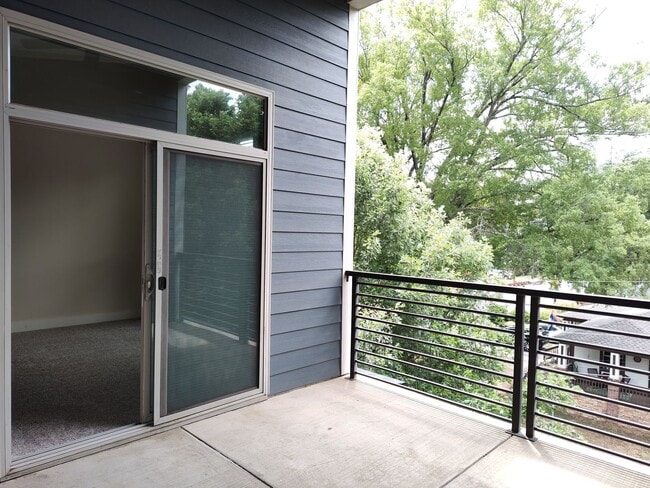 Building Photo - Move-In Ready Townhome located in the Stee...