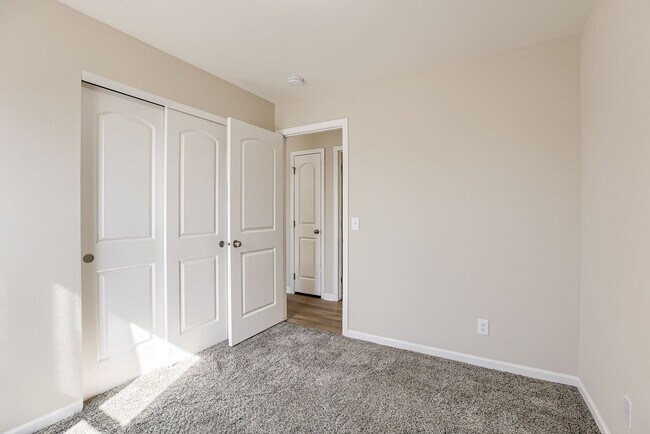 Building Photo - Bright & Spacious Elkhorn Home with Finish...