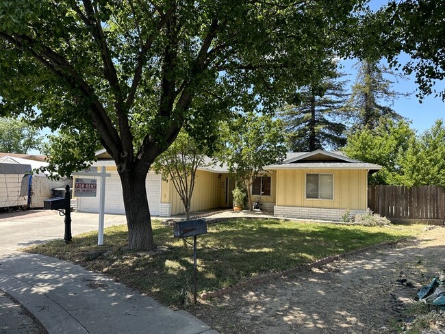 Building Photo - Modesto 4 Bedroom 2 Bath home 2 Car Garage...