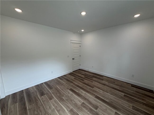 Building Photo - 916 N Sang Ave