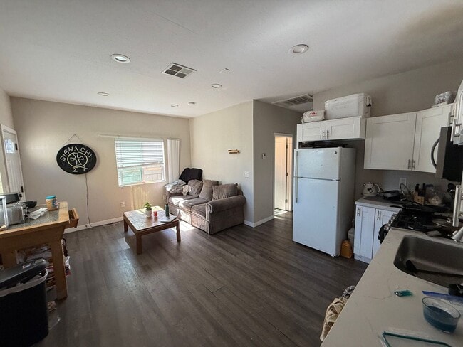 Building Photo - 7BD/4BA w/ Driveway Parking and Backyard!