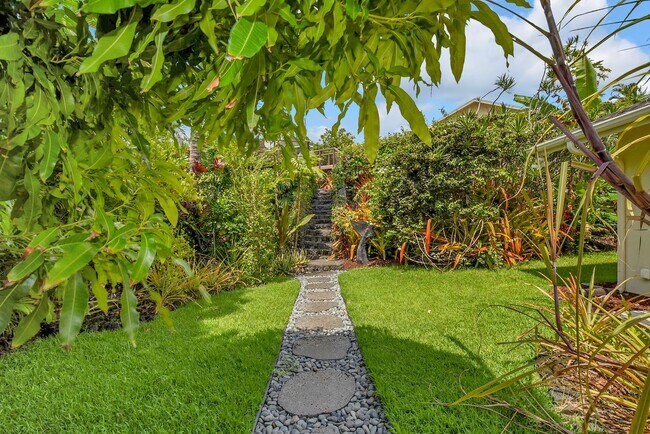 Building Photo - Pet Friendly, Fully Furnished Home in Keau...