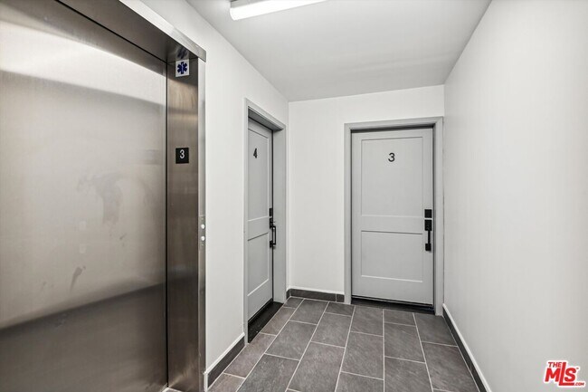 Building Photo - 819 E La Palma Dr