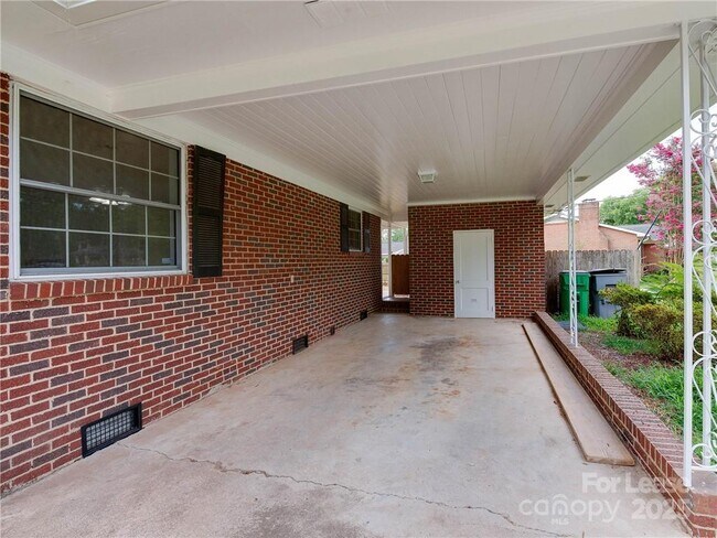 Building Photo - 1422 Holmes Dr