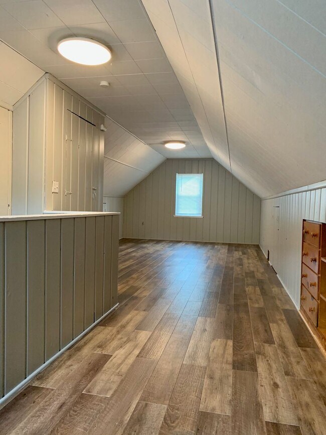 Building Photo - Incredible 4 Bedroom 2 Bathroom Home in Crystal!