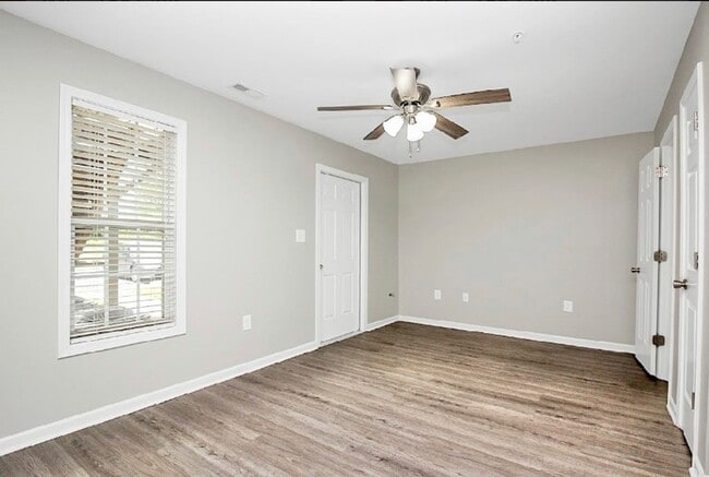 Building Photo - Charming 1 Bedroom/1 Bathroom Condo - Newl...