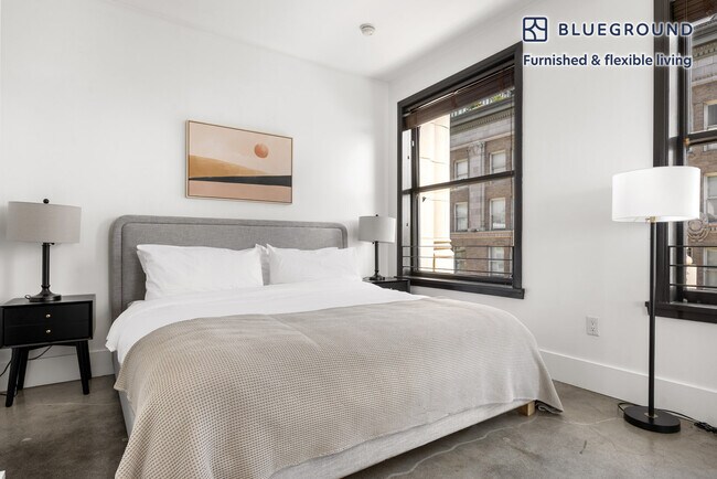 Building Photo - 810 S Spring St