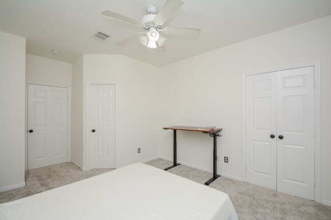 Building Photo - 14 Guinevere Pl