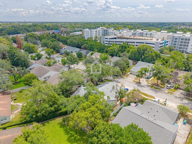 Building Photo - 911 Robinhood Ct