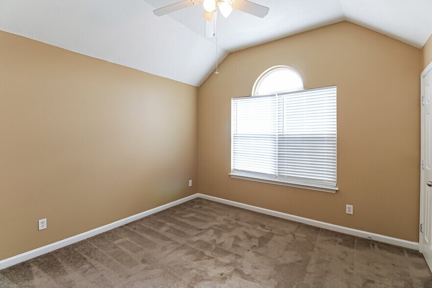 Building Photo - 8015 Logan Dr