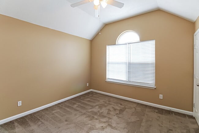 Building Photo - 8015 Logan Dr