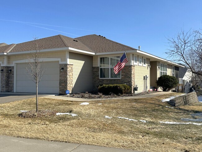 Building Photo - 6218 Shadyview Ln N