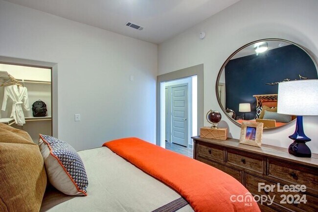 Building Photo - 905 Kenilworth Ave