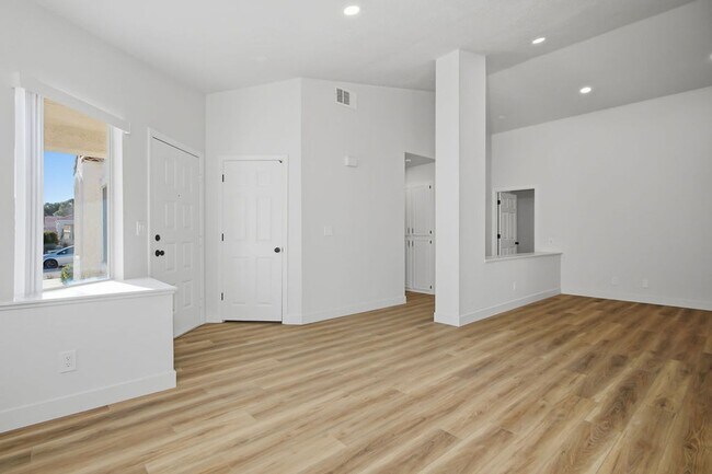 Building Photo - STUNNING DESERT SHORES MINUTES FROM THE LAKES!!!