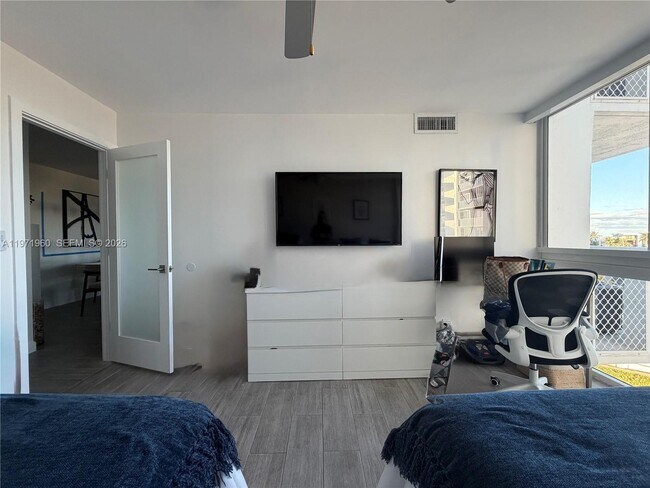 Building Photo - 2715 N Ocean Blvd