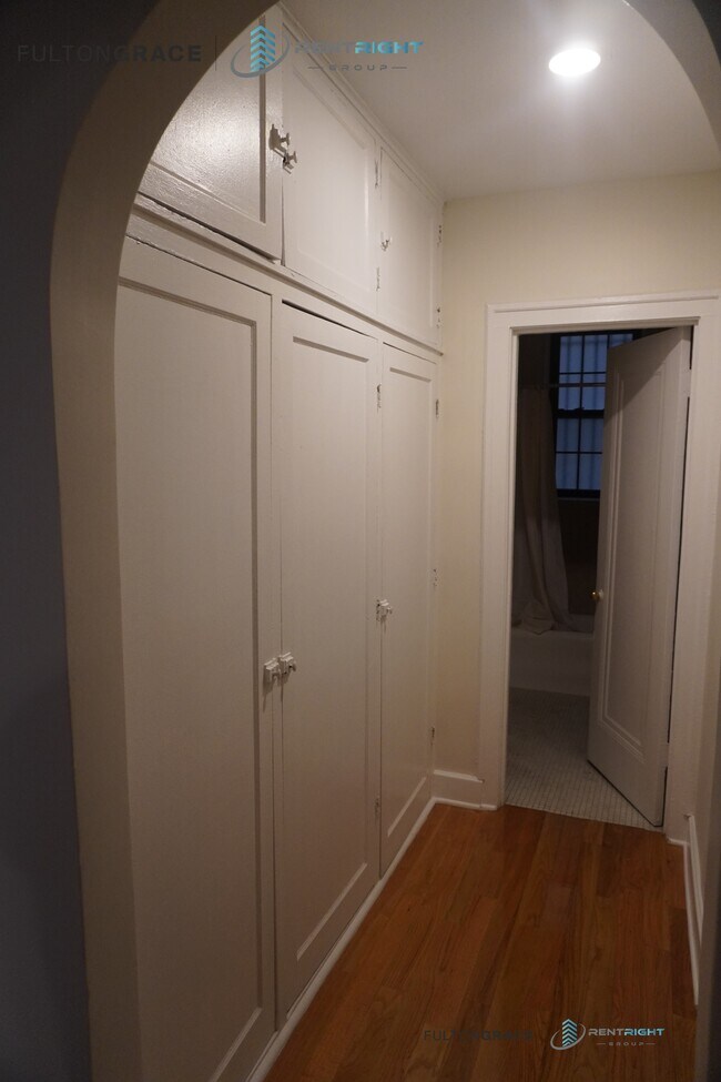 Building Photo - 426 W Briar Pl