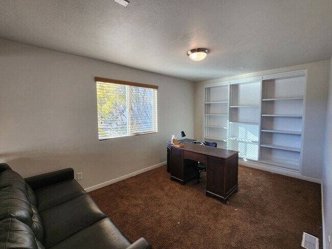 Building Photo - Great 5 Bed 2.5 Bath Home Newly Remodeled