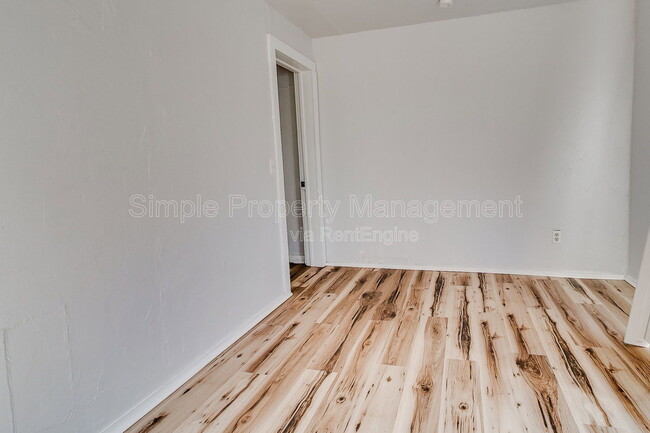 Building Photo - 620 W Acres St